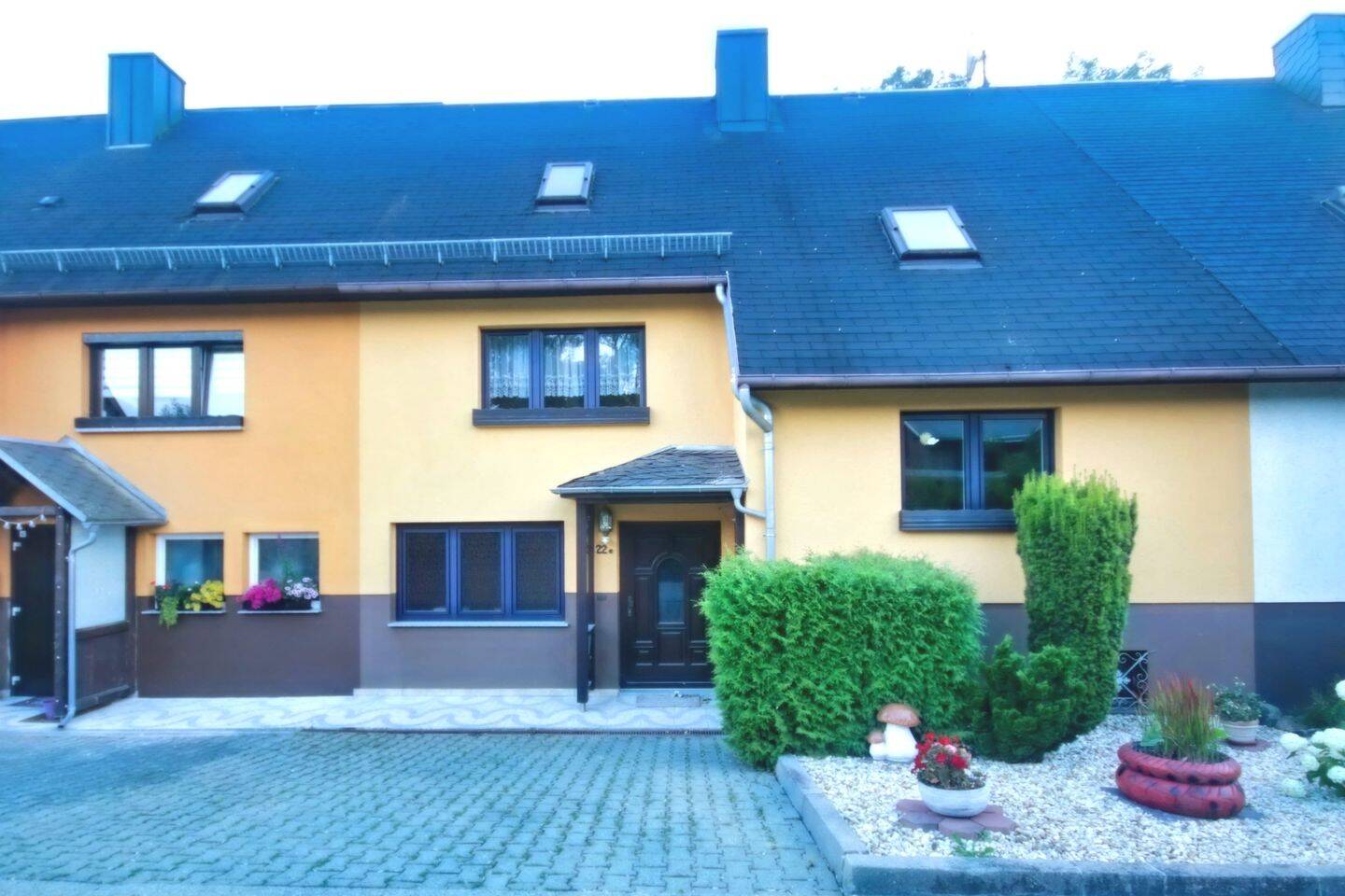 Natur, Ruhe, Freiraum - Reihenmittelhaus mit besonderer Architektur, großem Garten und freiem Blick