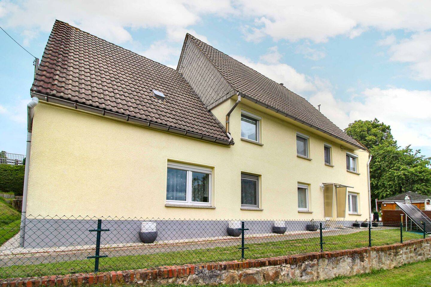 1 Haus + 2 Wohnungen + ruhige Lage + gepflegter Zustand