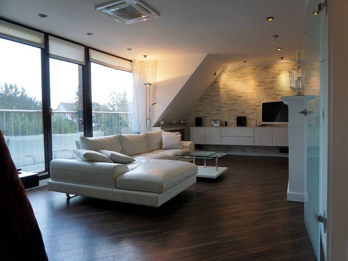 Klimatisierte Maisonette-Wohnung, voll möbliert, mit großer Dachterrasse & Stellplatz – 40547 Düsseldorf – Bild 1 von 9
