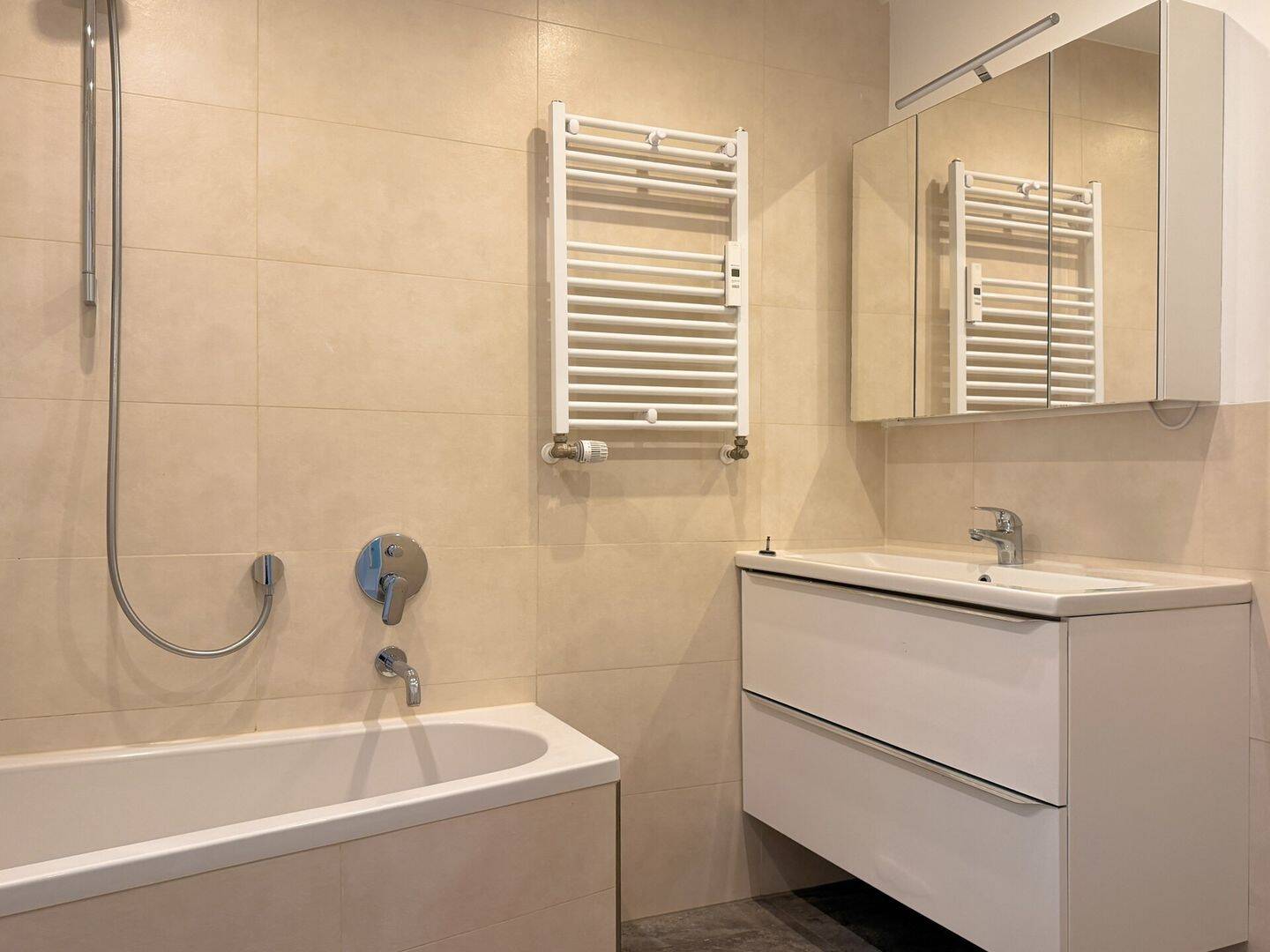 Renovierte 2-Zim.-Wohnung mit Einbauküche, 2x Balkonen & Stellplatz im schönen Bogenhausen – München – Vorschaubild 6