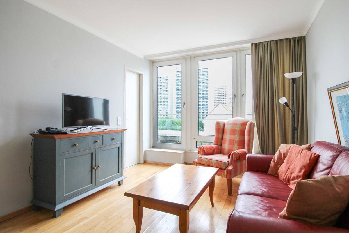 Wohnen über den Dächern Berlins mit Blick auf den Fernsehturm, Concierge Service & TG-Stellplatz – 10117 Berlin – Bild 1 von 9