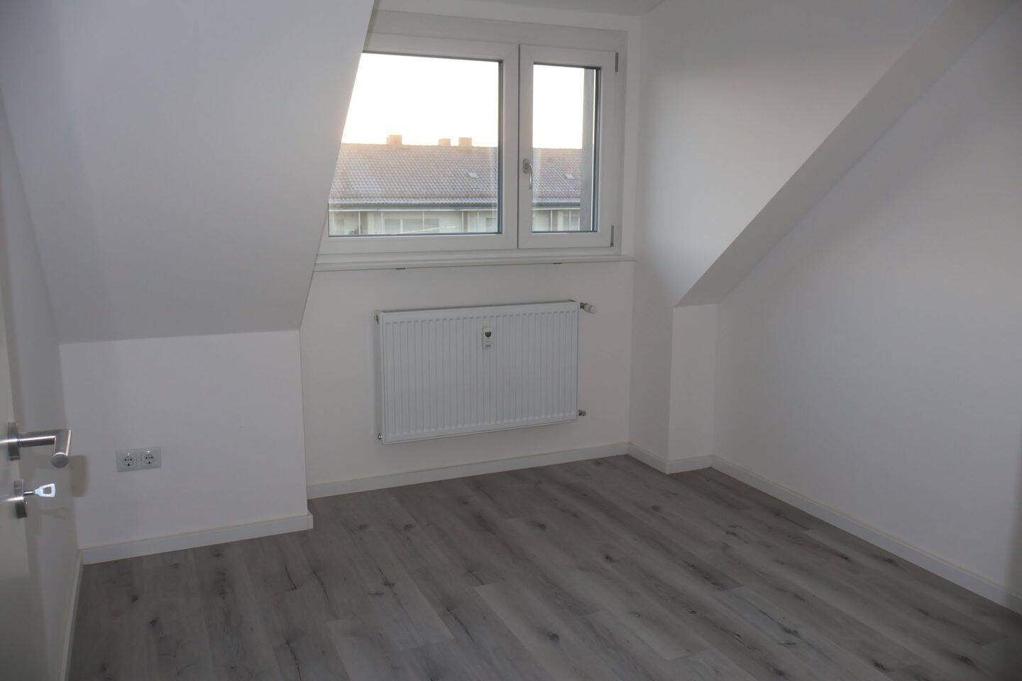 Erstbezug am Stadtpark: 100 m² Dachgeschoss-Juwel mit Wintergarten, EBK & Burgblick! – Nürnberg – Vorschaubild 6