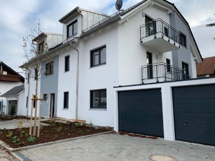 Stilvolle, neuwertige 2-Zimmer-DG-Wohnung mit Balkon und EBK in Aubing, München