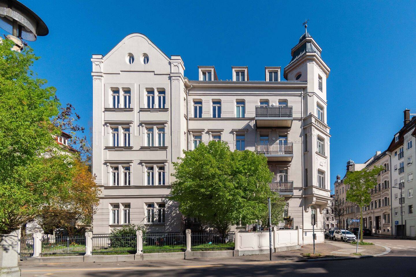 ALTBAUTRAUM IN GOHLIS | Gehobene 3-Raum-Wohnung mit Balkon und Parkettboden