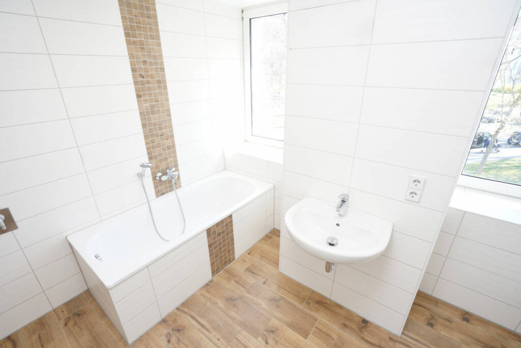 2 Balkone / Wanne & Dusche / Fenster mit Bad