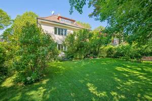 Villa aus den 30er-Jahren in Dahlemer Bestlage - Ruhig gelegen mit idyllischem Garten, Sonnenterrasse, Veranda und ausgebautem Dachgeschoss