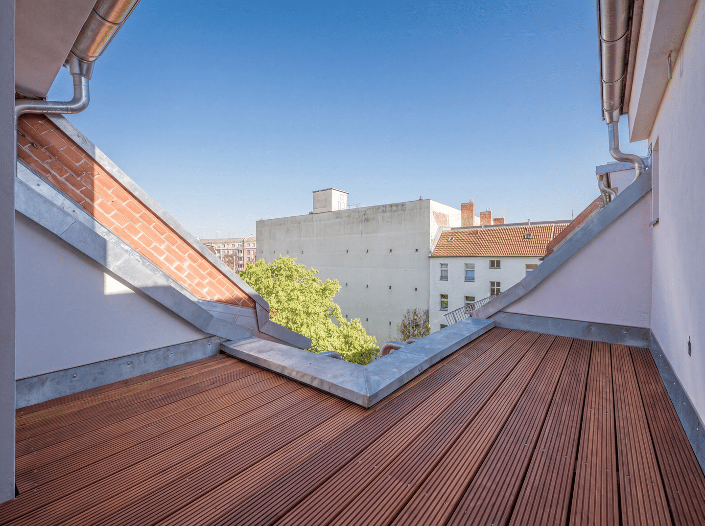 Erstbezug von klimatisierter 4-Zimmer-Dachgeschosswohnung mit Ost- und Westterrasse in Kiezlage – Berlin – Vorschaubild 5