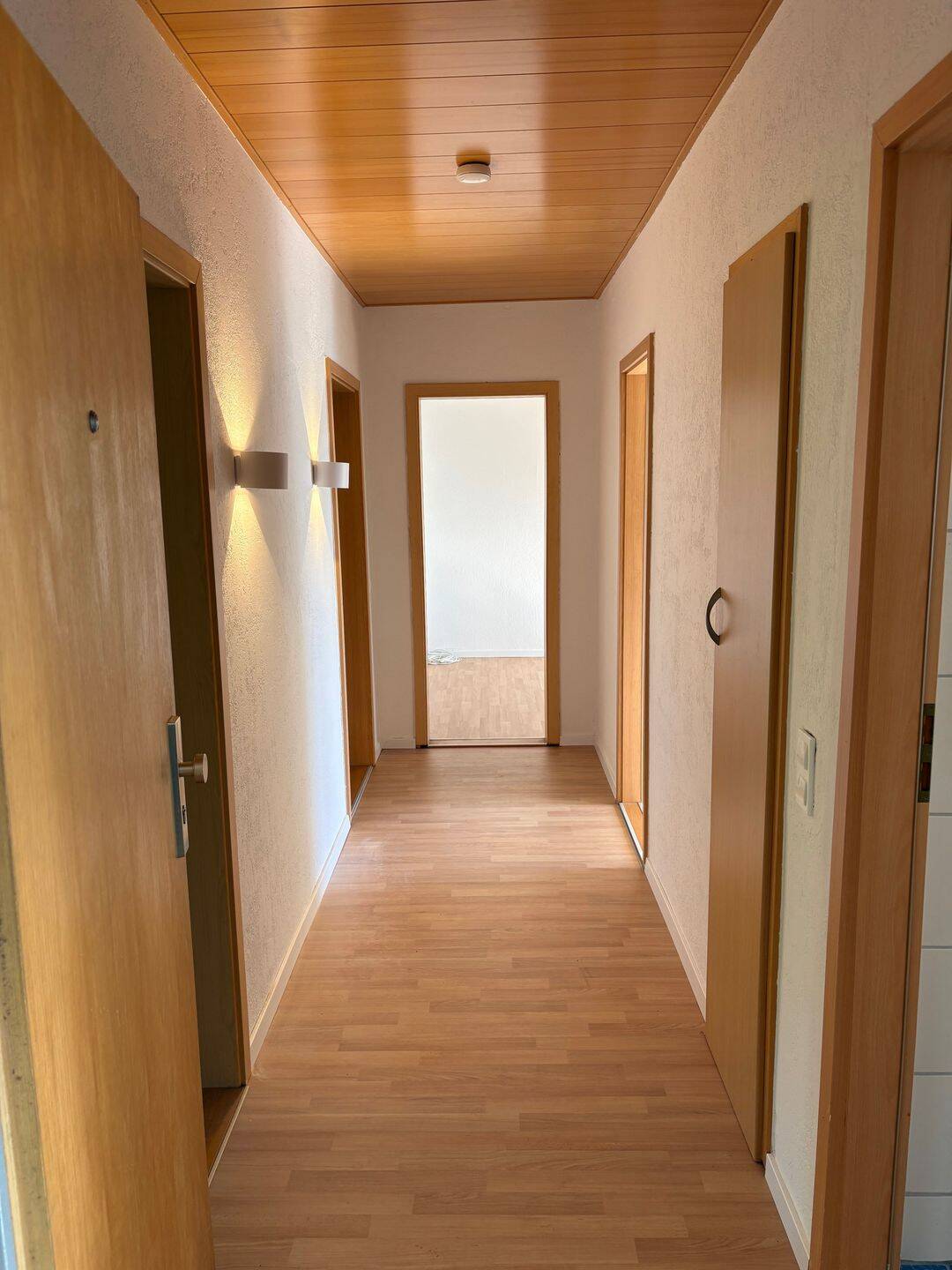 Helle und frisch renovierte Wohnung mit EBK und Balkon in Geestemünde