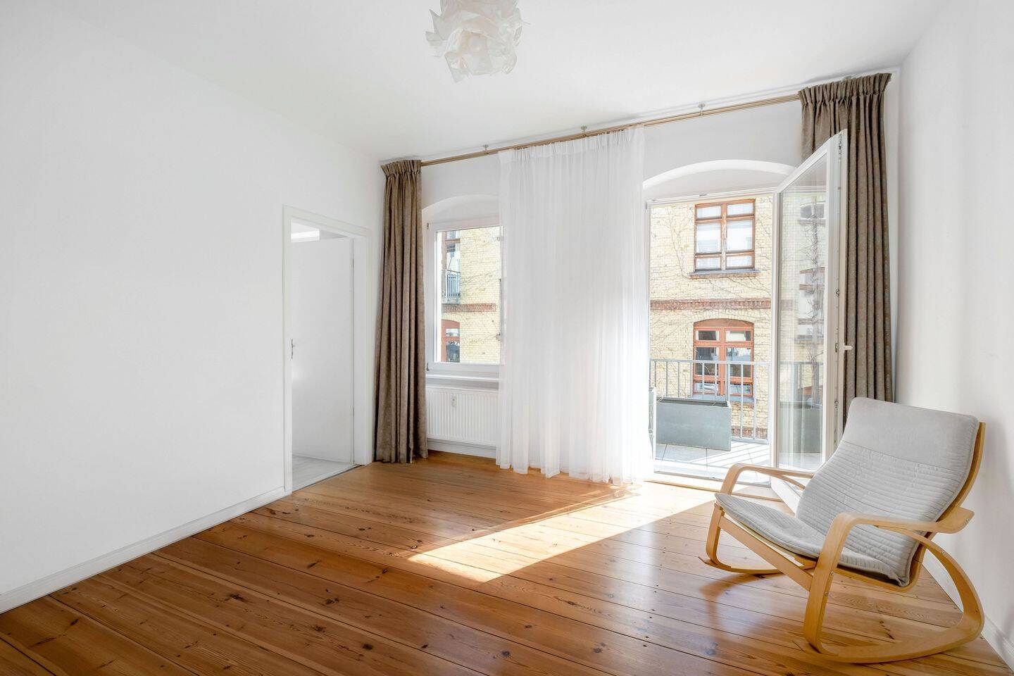 Einladende 3-Zimmer-Wohnung mit Balkon und Kamin am Volkspark Friedrichshain – Berlin – Bild 1 von 9