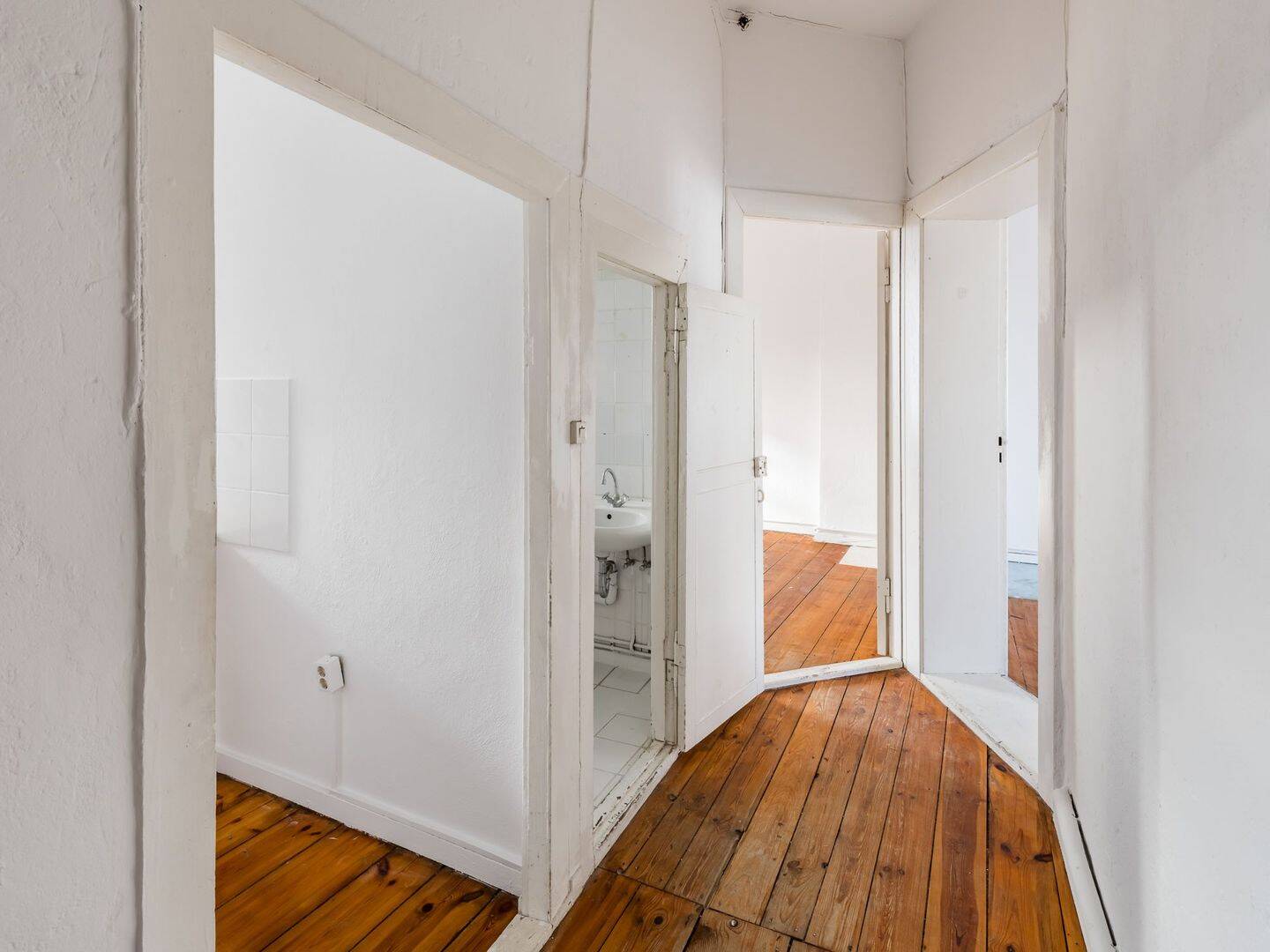 Altbauwohnung mit Balkon und viel Entwicklungspotenzial im beliebten Reuterkiez – Berlin – Vorschaubild 3