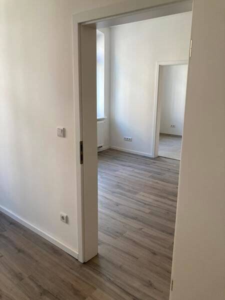 Zweitbezug nach Sanierung! Großzügige 3-Zimmerwohnung mit Laminat, Balkon, Wanne und Einbauküche! – Chemnitz – Vorschaubild 4