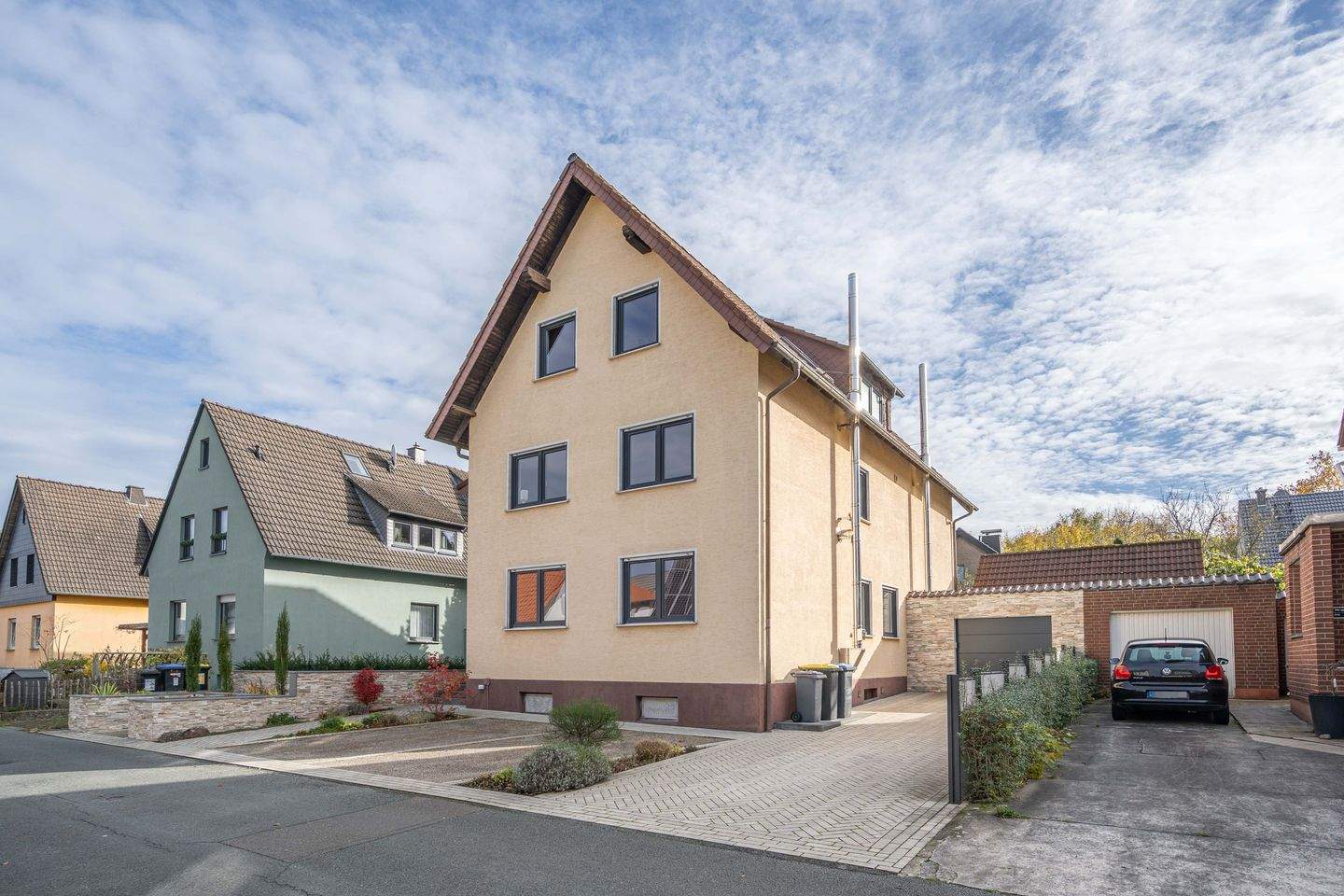 Charmantes Zweifamilienhaus mit Schwimmteich und Gartenidylle! – Paderborn – Bild 1 von 7
