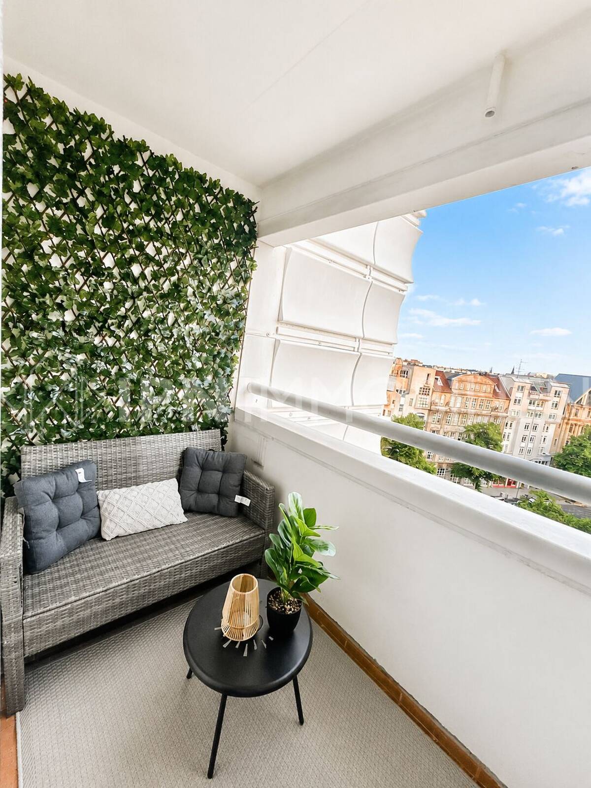 Bezugsfreies möbliertes Apartment mit Balkon in Berlin Mitte unmittelbar des Checkpoint Charlie – 10969 Berlin – Bild 1 von 9