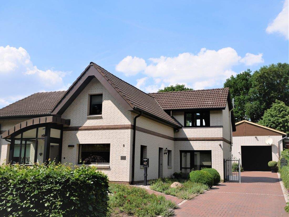 Neuer Preis ! Leben und Arbeiten vereint an einem Ort - Großzügiges EFH m. 2 ELW und 240 m² Hallengebäude – Nordhastedt – Bild 1 von 9