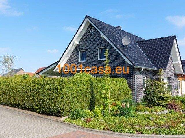 Einfamilienhaus mit Garage, gepflegter Garten mit Teich, kein Reparaturstau, direkt bezugsfähig, Klinkerfassade, ruhige Wohnlage mit 1-Familienhäusern – Rechtsupweg – Bild 1 von 9