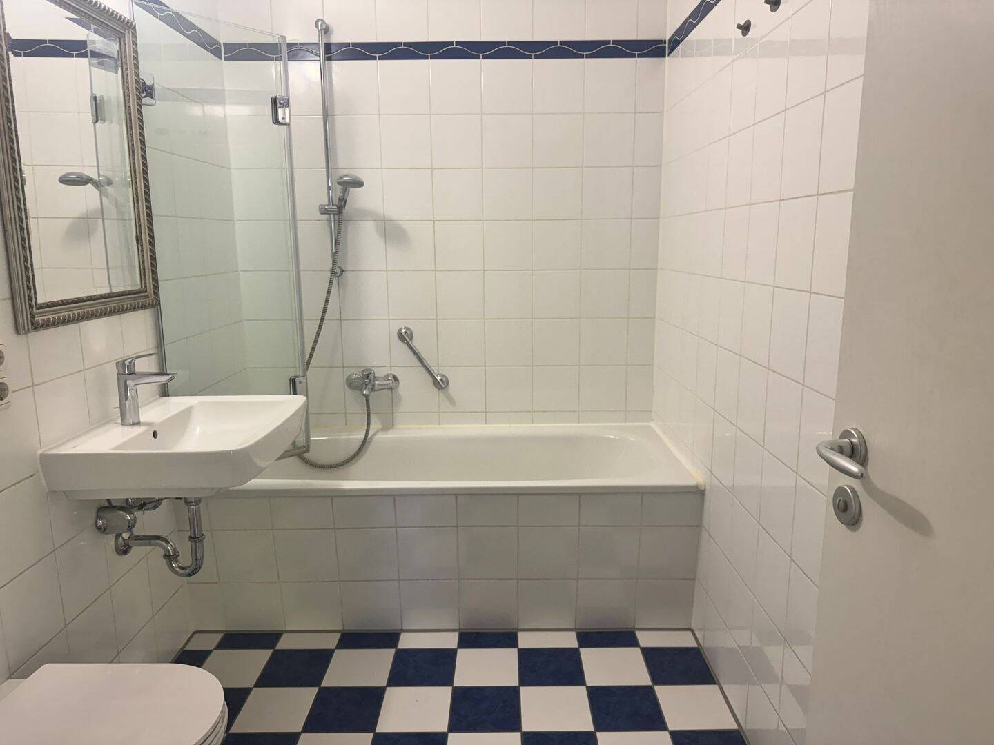 2-Zimmer-Wohnung mit großem Balkon und Einbauküche – München – Vorschaubild 5