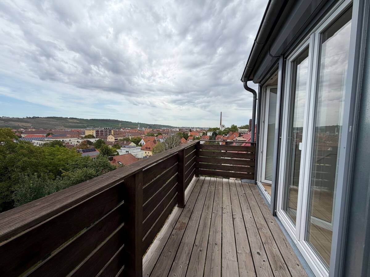 Attraktive 2,5 Zimmer Dach- Wohnung in traumhafter Lage – 97082 Würzburg – Bild 1 von 8