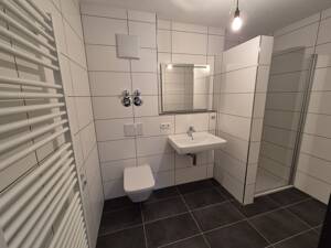 *NEUBAU / ERSTBEZUG* moderne Split-Level-Wohnung mit 85qm Gartenanteil zur Miete – 80995 München – Vorschaubild 6