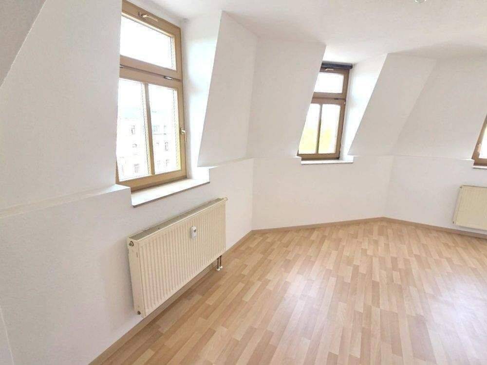 !! 2-Zimmer-Dachgeschosswohnung mit neuer Einbauküche, Aufzug und Laminat, Nähe Hauptbahnhof !! – Chemnitz – Vorschaubild 5