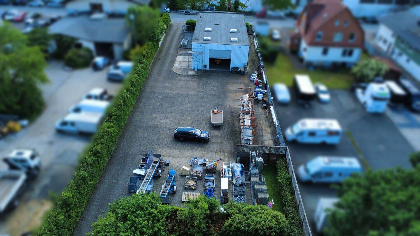 Seltenes Ensemble: Modernisiertes Wohnhaus mit Gewerbehalle! – Detmold – Vorschaubild 7