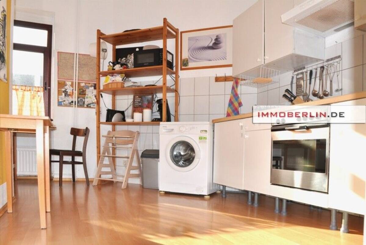 IMMOBERLIN.DE - Gepflegte Stuck-Altbauwohnung mit Loggia in Trendlage beim Tempelhofer Feld – 12051 Berlin – Bild 1 von 9