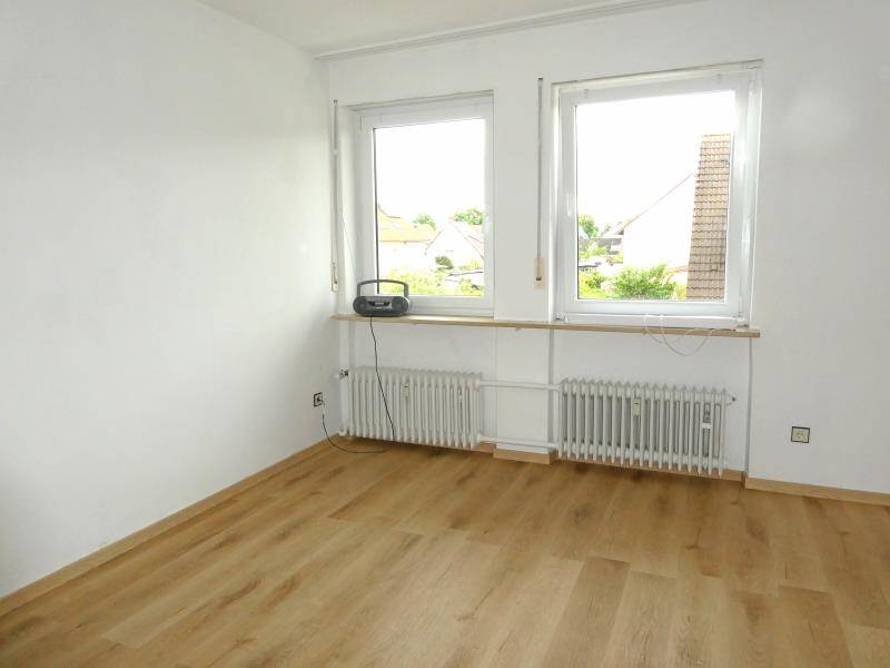 N-Werderau: Schöne 3-Zi-Whg. im 1.OG eines 3-FH, großer Balkon, Blick ins Grüne, Garage, 2 Keller – Nürnberg – Vorschaubild 4