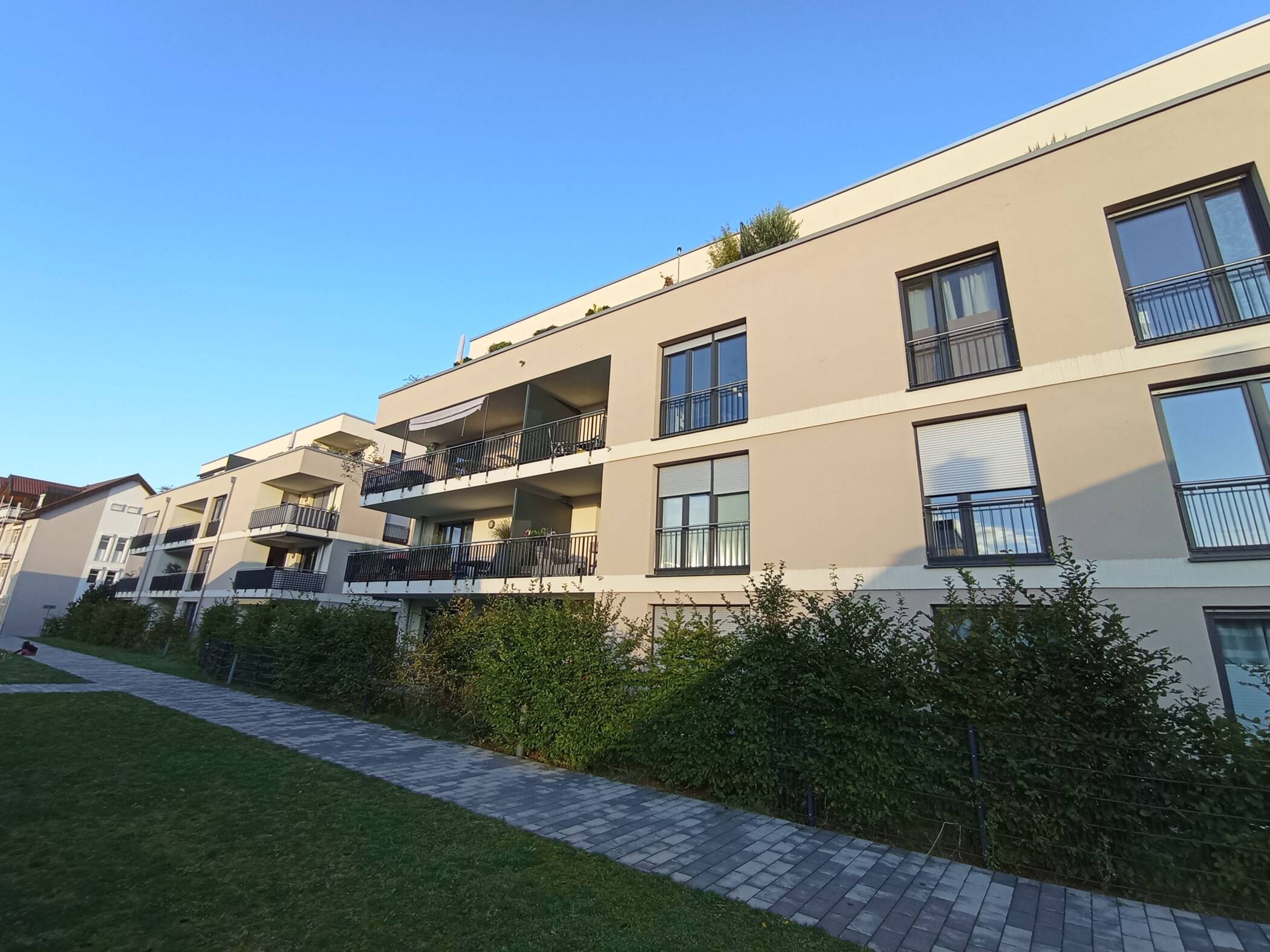 Möblierte 2-Zimmer-Wohnung (53 qm) mit Balkon und großem Tiefgaragen-Stellplatz