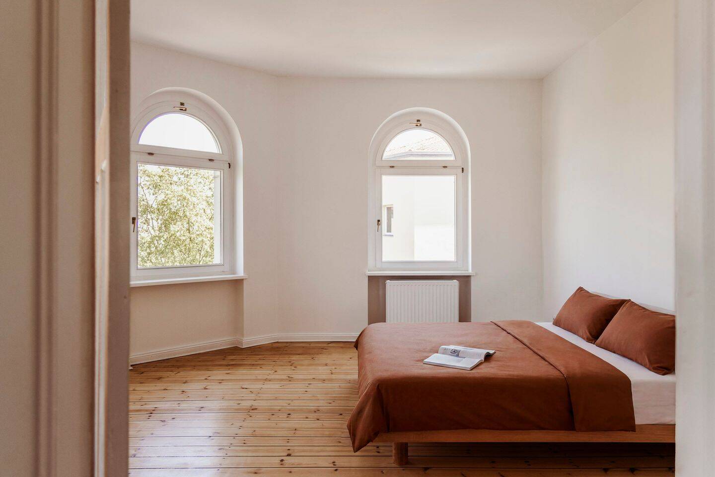 Altbauklassiker mit Enfilade, Dielen, Kachelöfen und weitem Blick über Kreuzberg – Berlin – Vorschaubild 9