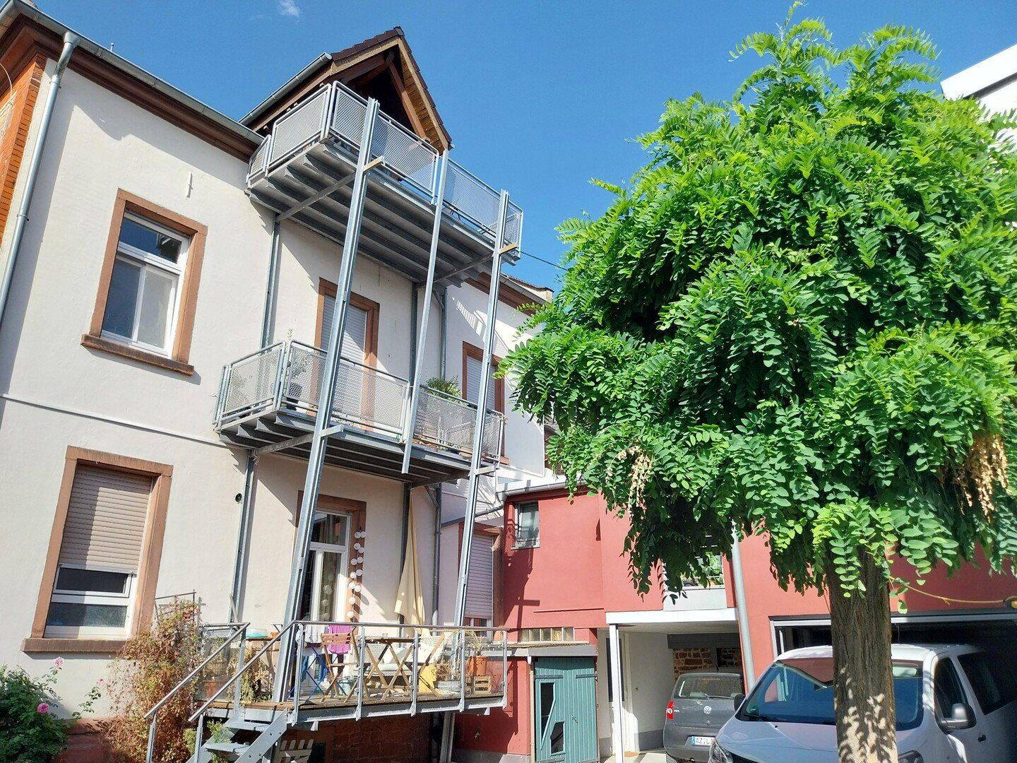 Helle 3,5-Zimmer-Wohnung (96 qm) mit Südbalkon, Garage, saniertem Bad