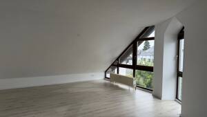 Schöne 3-Zimmer DG Wohnung mit modernisierter Küche und Balkon – 91056 Erlangen – Vorschaubild 3