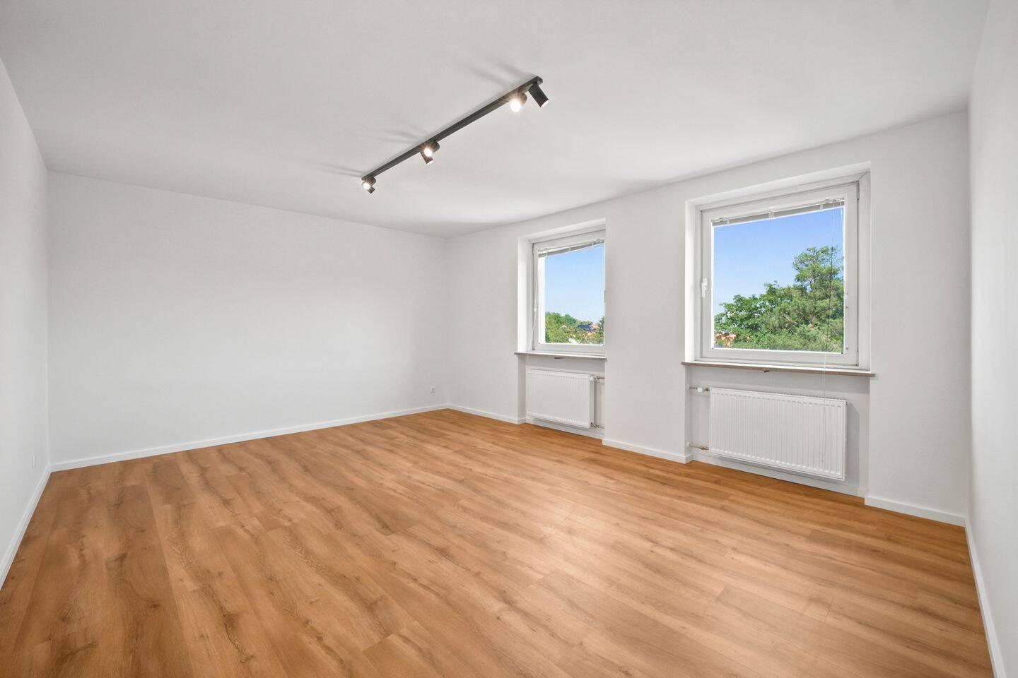 Sanierte und großzügige 2-Zi-Wohnung in naturnaher Lage mit Aufzug, Balkon und eigenem TG-Stellplatz – München – Vorschaubild 7