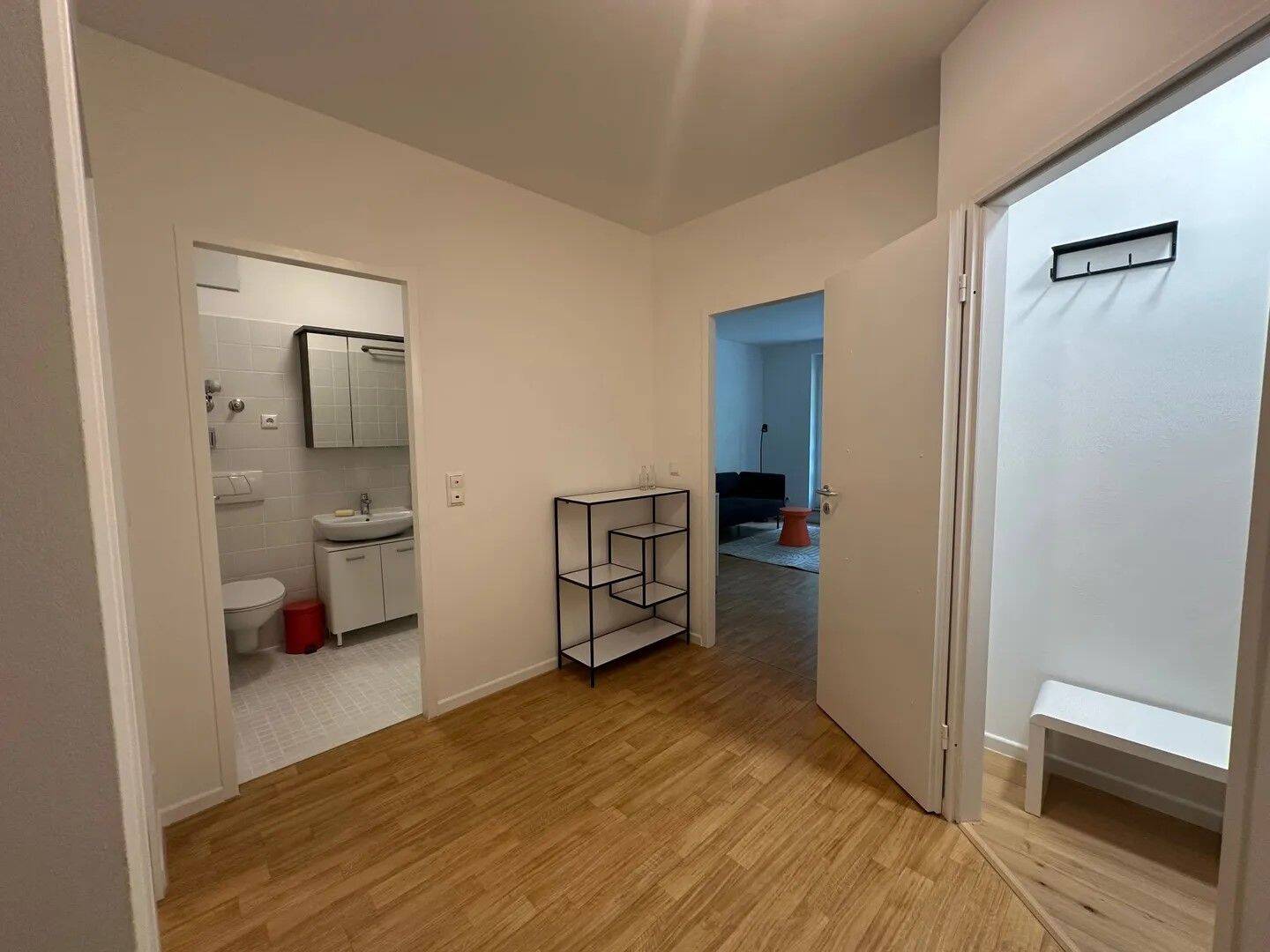 Ruhige, möblierte Terrassenwohnung mit Tiefgaragenstellplatz – nach Teilrenovierung, nur 5 Minuten zur Innenstadt – München – Vorschaubild 8