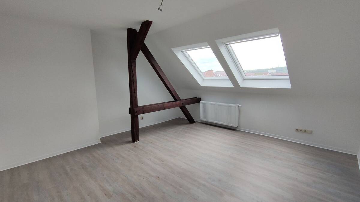 Dachgeschosswohnung mit 4 Zimmern und viel Tageslicht in Erfurt – Arnstädter Straße 21, 99096 Erfurt – Bild 1 von 9