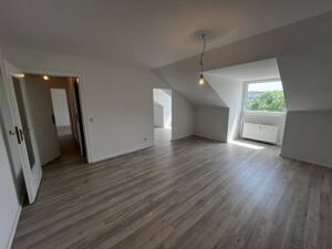 Renovierte 2-Zimmer-DG-Wohnung Nähe City und Innenhafen – 47058 Duisburg – Vorschaubild 3