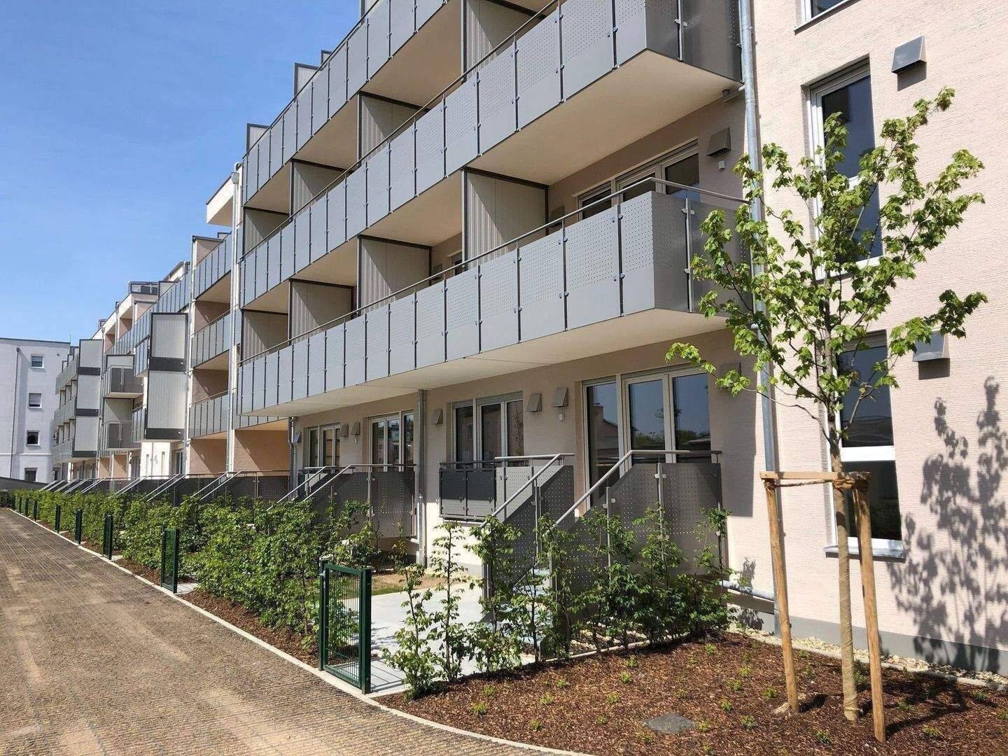 Befristete Vermietung bis maximal 30.11.2027: neuwertige 2 Zimmer-Wohnung mit Balkon nach Südwest