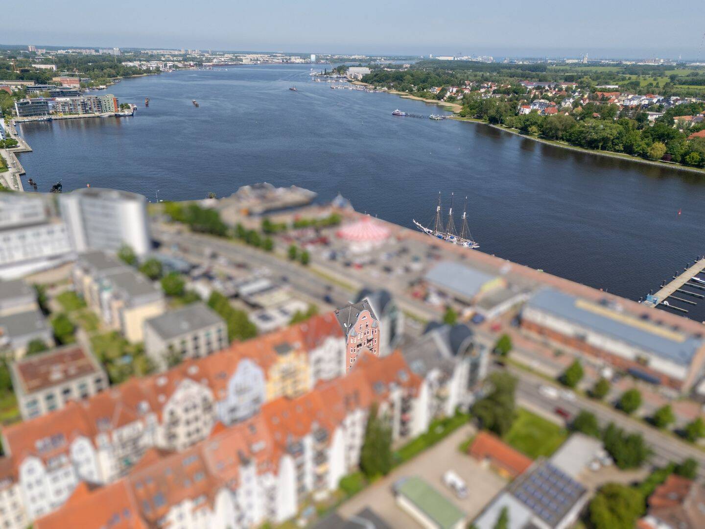 Sofort bezugsfrei! Charmante 3,5-Zimmer-Altbauwohnung mit zwei Balkonen am Rostocker Stadthafen – Rostock – Vorschaubild 4
