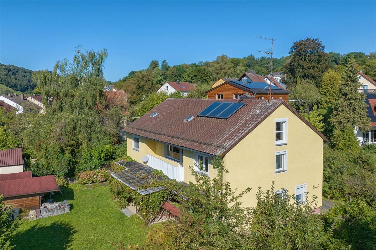 Großzügiges Zweifamilienhaus auf schönem Grundstück mit genügend Platz für Ihre Ideen – Passau – Bild 1 von 9
