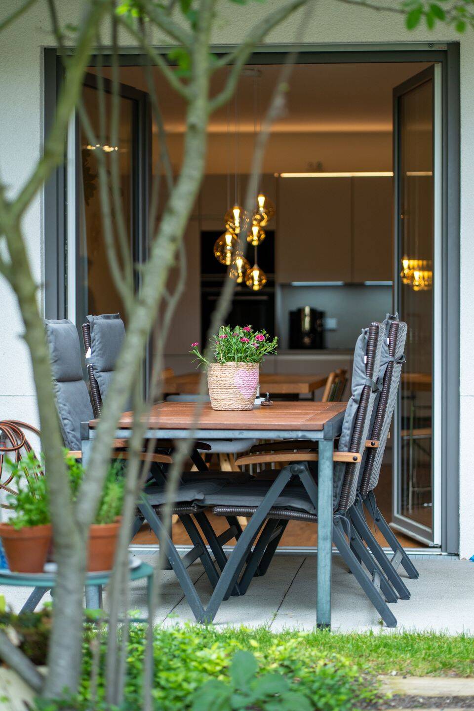 Quick commute to downtown, relaxing on the terrace in the evening-cozy apartment in Friedenau! – Berlin – Vorschaubild 2