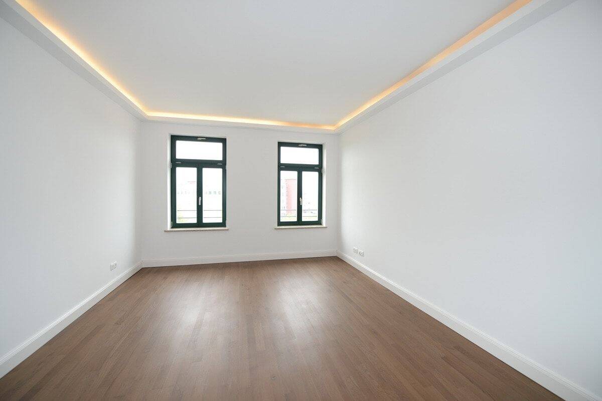 Genial! + Dunkles Parkett + Bad mit Wanne & Dusche + Balkon + Fußbodenheizung + LED-Licht – Leipzig – Vorschaubild 8