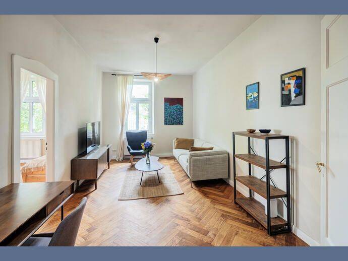 Möbliert: Großzügige Altbauwohnung mit viel Licht und klassischem Charme