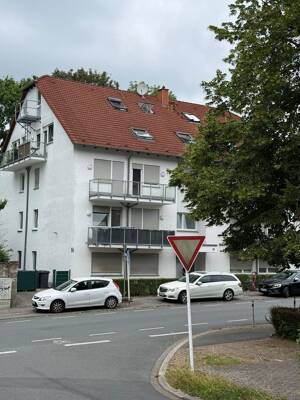 Erstbezug nach hochwertiger Möblierung: Stylisches Appartement mit Balkon und TG-Stellplatz