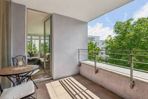Lichtdurchflutete 2-Zimmer-Wohnung mit großer Süd-Loggia, Aufzug und Tiefgaragenstellplatz – 12559 Berlin – Vorschaubild 3