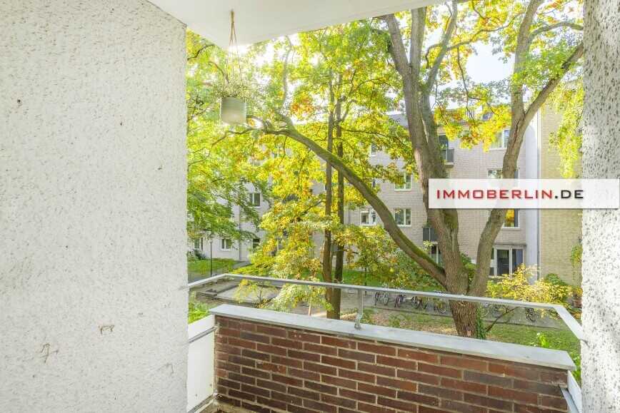 IMMOBERLIN.DE - Charmante 3-Zimmer-Wohnung mit Sonnenbalkon nahe Mexikoplatz – Berlin – Bild 1 von 9