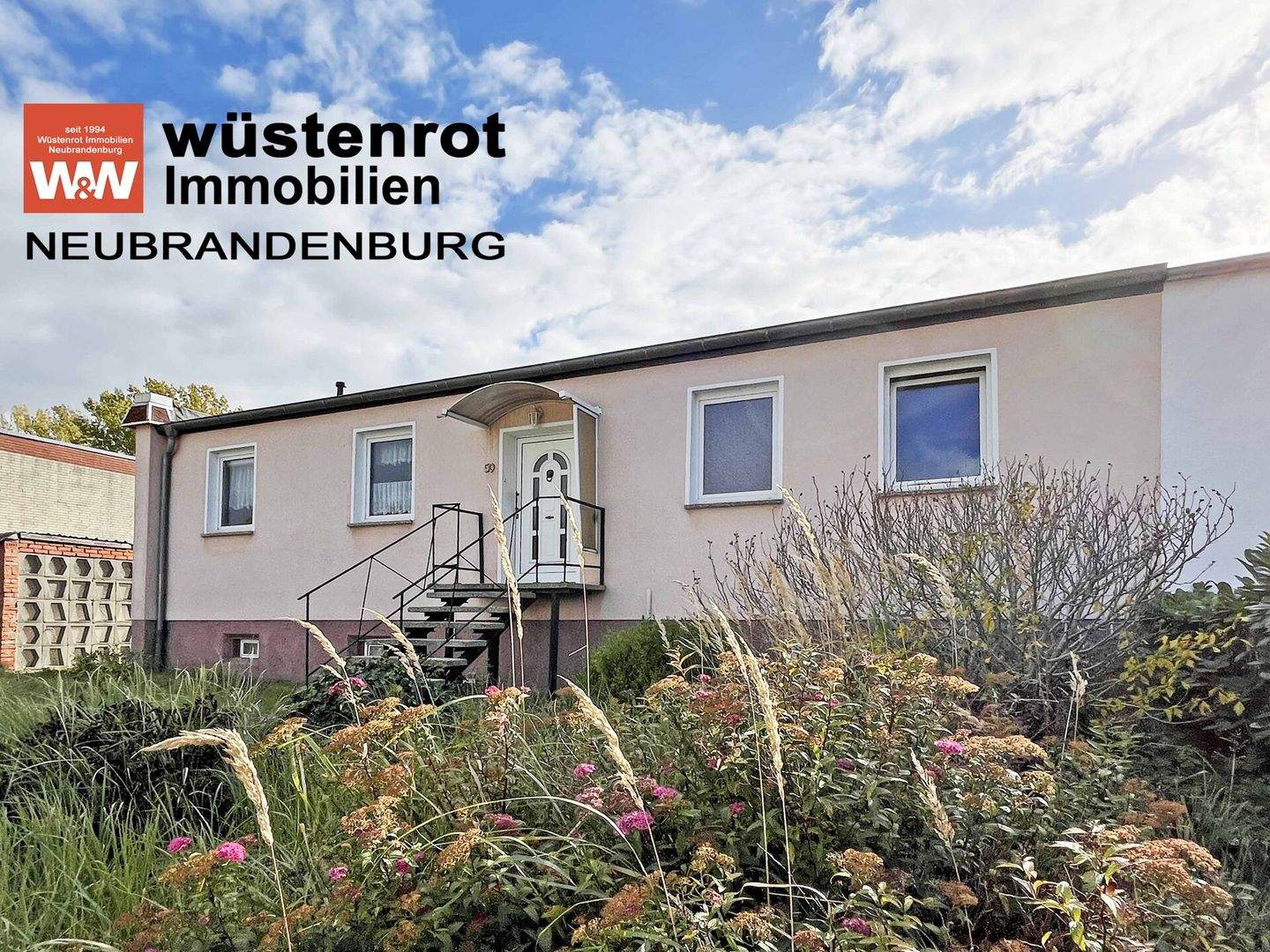 GROSSZÜGIGES WOHNEN AUF EINER EBENE MIT ÜBERDACHTER TERRASSE + GARAGE + VIEL PLATZ IM UNTERGESCHOSS – Altentreptow – Bild 1 von 9