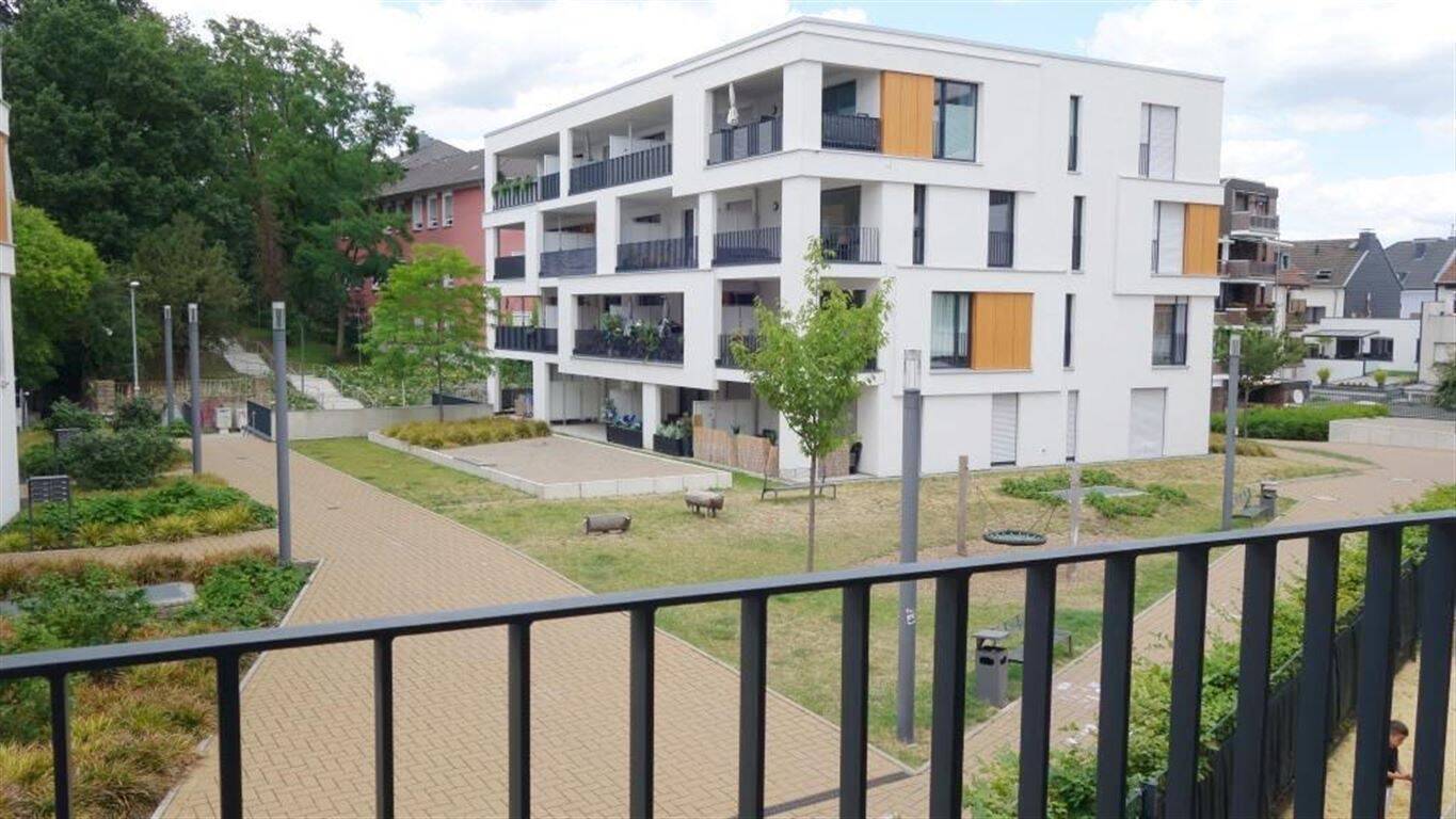 Bodentiefe Fenster - sehr helle, repräsentative 2 Zimmer Wohnung mit Einbauküche und Loggia – Mönchengladbach – Vorschaubild 3