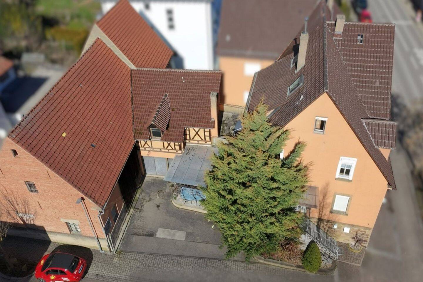 Doppelhaushälfte mit Gestaltungspotenzial und großer Scheune – Erligheim – Bild 1 von 9