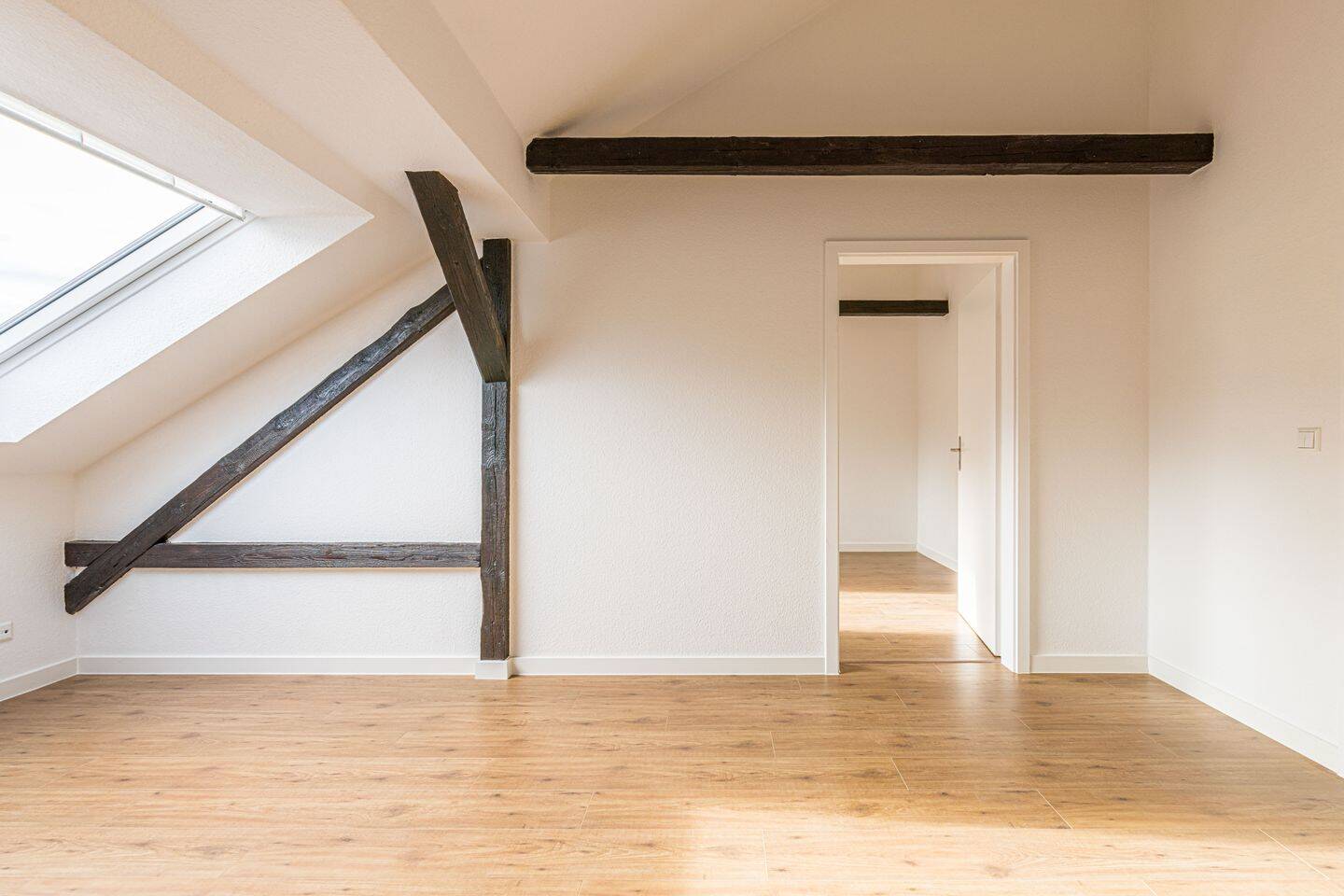 Helle 2-Zimmer-Dachgeschosswohnung mit Wohlfühlcharakter - ideal für Singles oder Paare – Frankfurt am Main – Vorschaubild 2