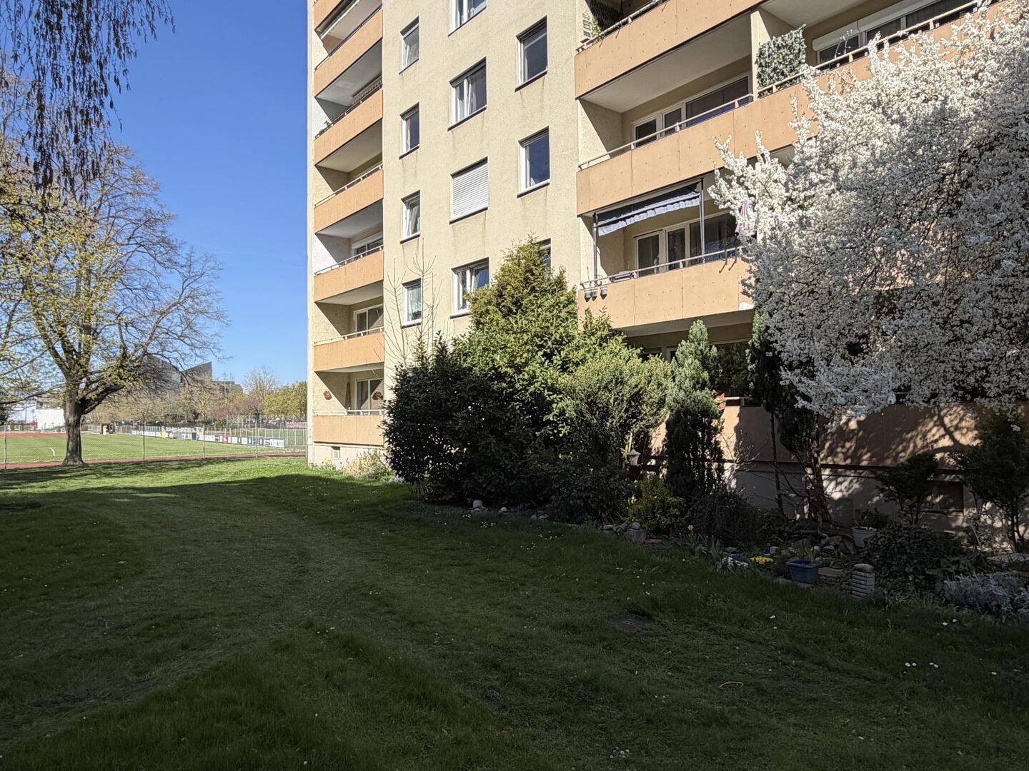 Attraktive Kapitalanlage: Vermietete 2-Zimmer-Wohnung mit Balkon in zentraler Lage von Offenhausen