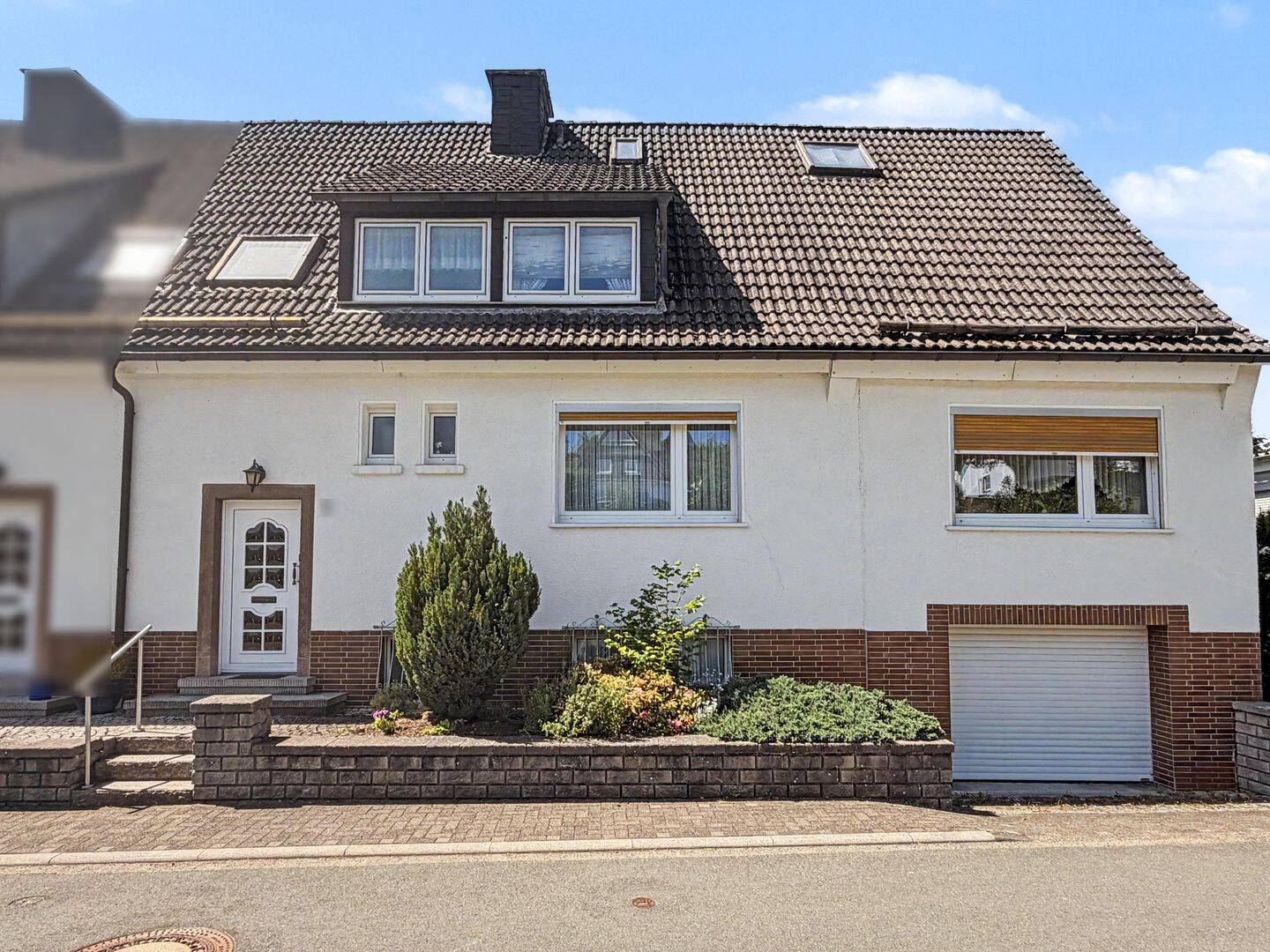 Vielseitige Doppelhaushälfte mit Potenzial für zwei Wohneinheiten in Bad Berleburg – Bad Berleburg – Bild 1 von 9