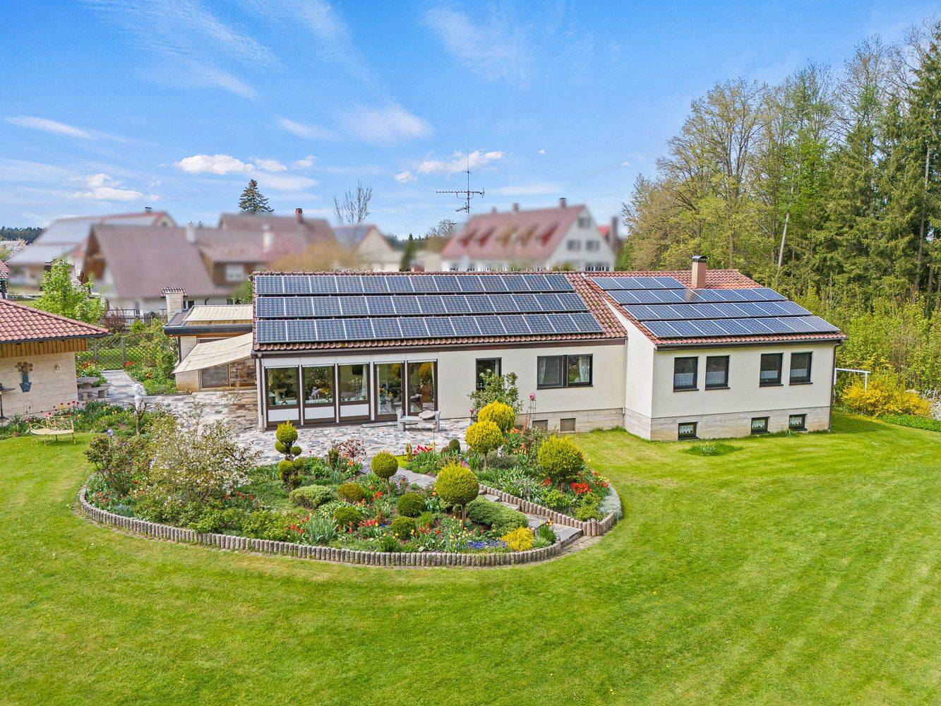 Eine grüne Oase! Stilvolles Ein- oder Zweifamilienhaus mit märchenhaftem Gartenparadies – Schwendi – Bild 1 von 9